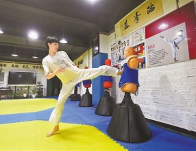 16岁重庆妹儿斩获全国跆拳道金牌