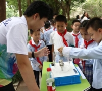 40余项趣味实验亮相重师 科学游园会带小学生“触摸”物理