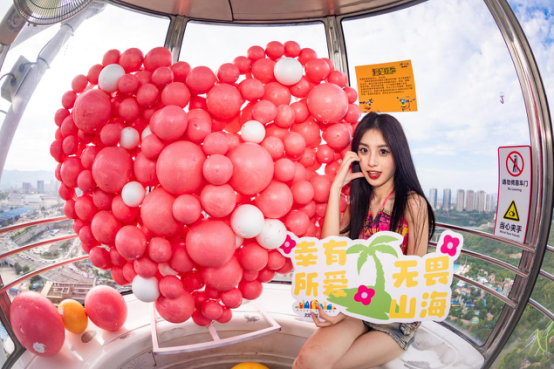 七夕主题轿厢。重庆欢乐谷景区供图
