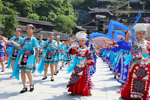 重庆彭水：2025第十四届乌江苗族踩花山节开幕_fororder_图片2