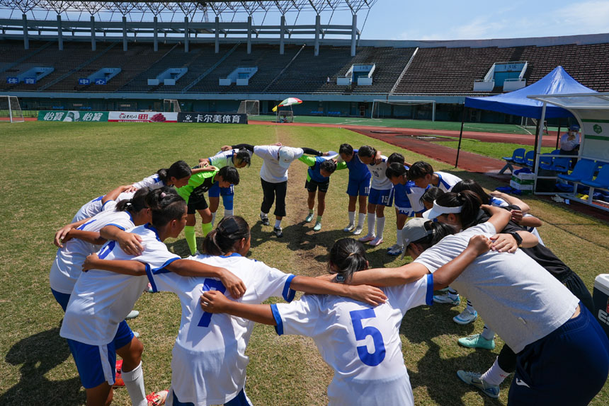 开赛前，队员们互相鼓劲。吴汪洋摄