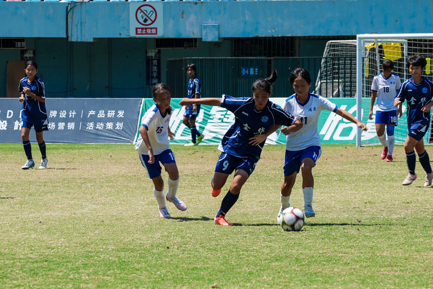 比赛中全情投入的女足队员。吴汪洋摄