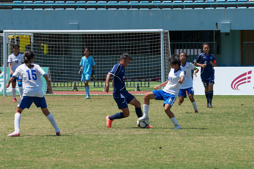 比赛中的激烈拼抢。吴汪洋摄