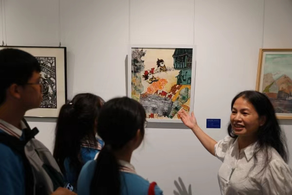 工作人员介绍展出作品。彭水县委宣传部供图