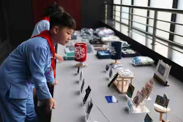 学生们正在欣赏展出作品。彭水县委宣传部供图