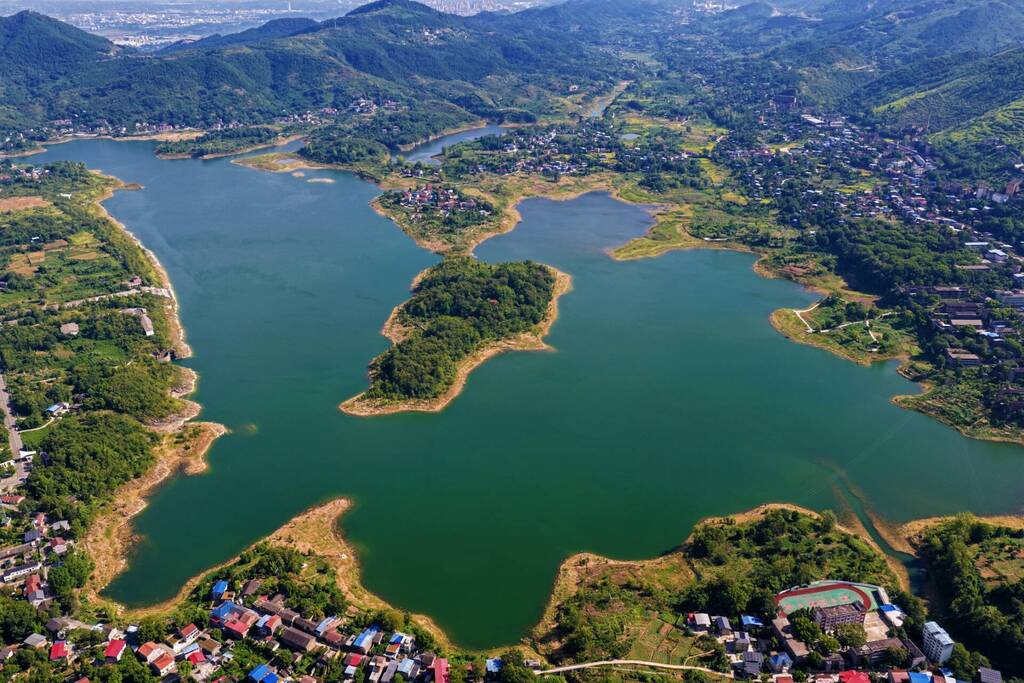 华蓥天池湖。熊桂伟 摄