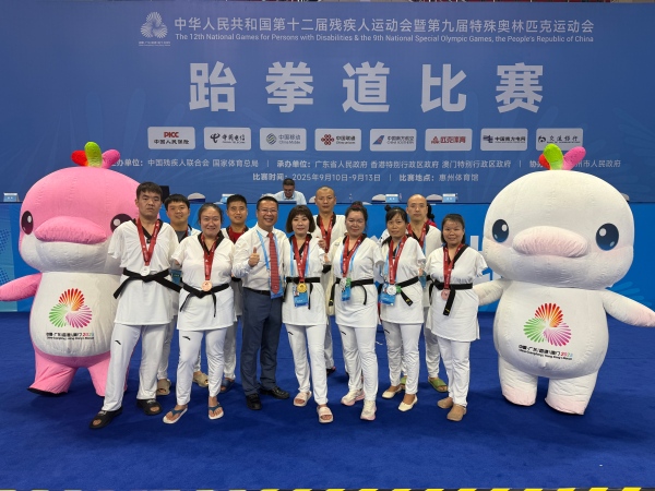 参赛运动员在比赛期间合影。秦庭富摄