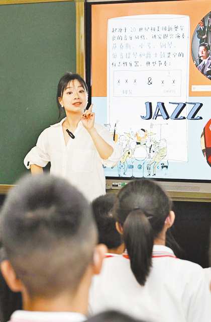 9月14日，陈垛尔在音乐课上带领孩子们一起赏析各种类型的音乐。记者 崔力 摄/视觉重庆