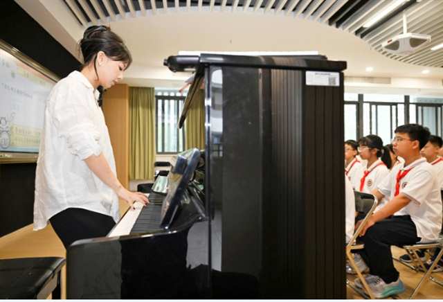 9月14日，陈垛尔在音乐课上弹奏钢琴。记者 崔力 摄/视觉重庆