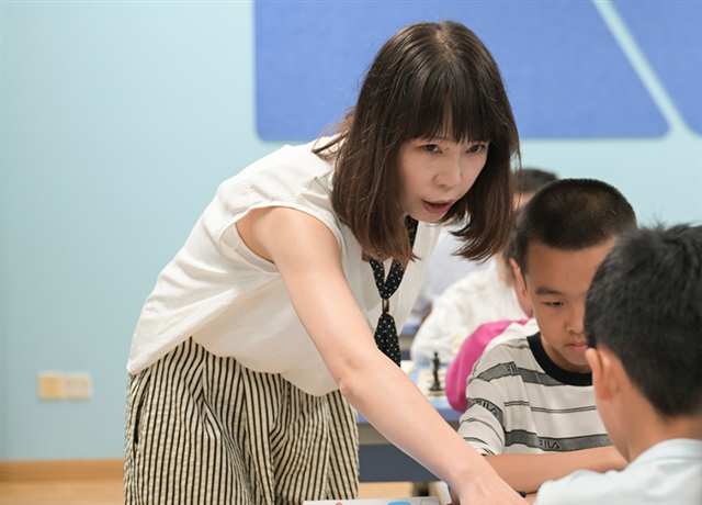 9月15日，刘璇指导孩子下棋。