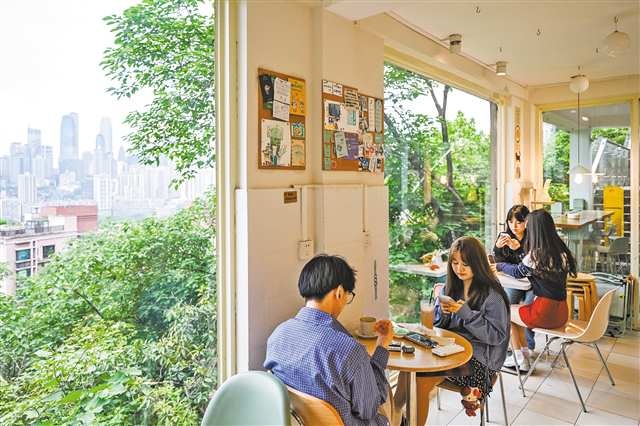 南岸区后堡社区，市民在网红咖啡馆休憩。（资料图片）记者 谢智强 摄/视觉重庆