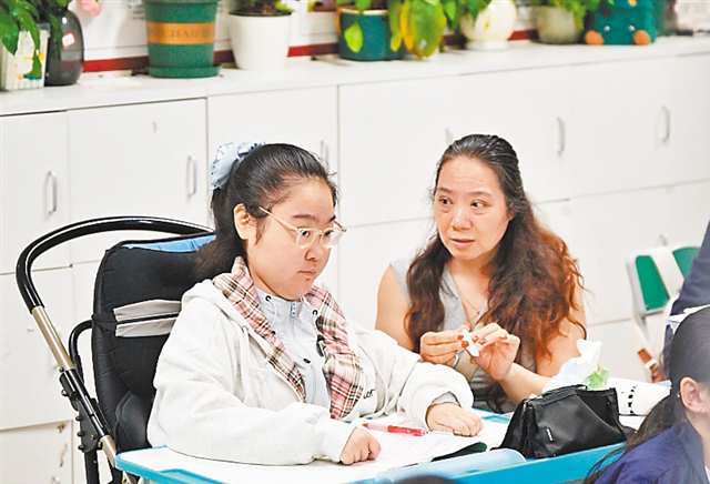 陈思颖读了十二年书，妈妈韩凤就这样在身边陪了十二年。上游新闻记者 甘侠义 摄\视觉重庆