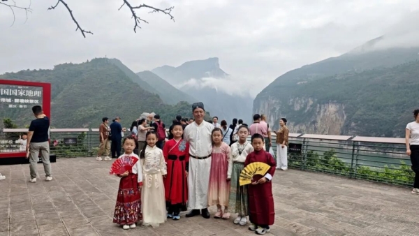 “奉节·诗歌大舞台”李白和小朋友对诗。奉节县融媒体中心供图